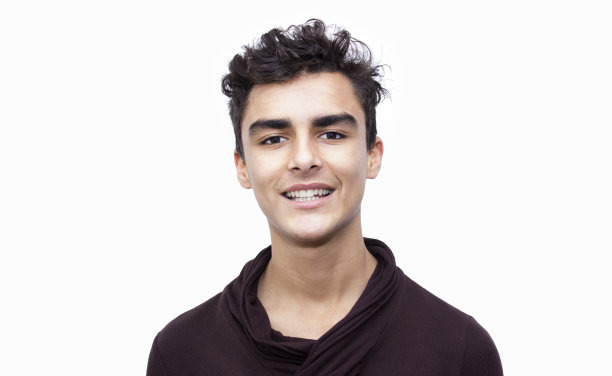白色背景上微笑的年轻人的肖像图片下载