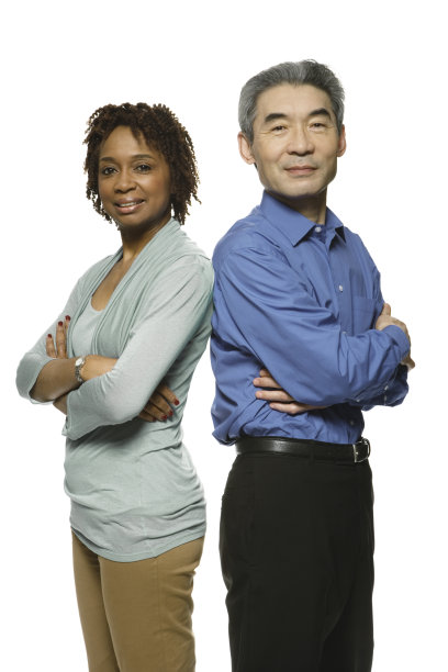 男人和女人双臂交叉站着，面带微笑图片下载