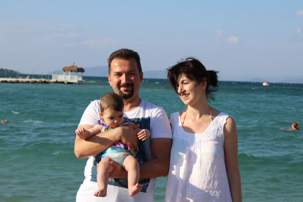 在沙滩上的家庭图片下载