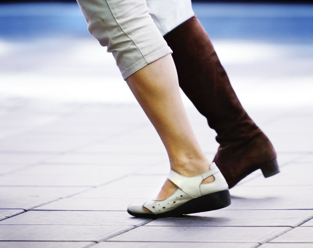 不同的脚/鞋，行人在人行道上图片下载