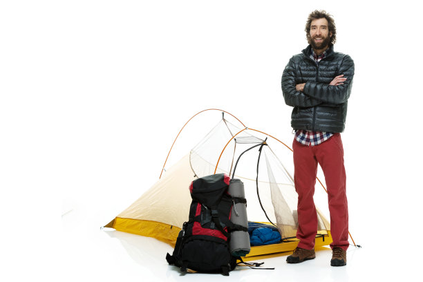 微笑的徒步者站在帐篷前图片下载