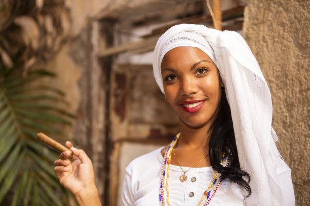 年轻美丽的女人与雪茄的肖像，哈瓦那，古巴图片下载