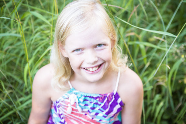 外面女孩微笑的肖像。图片下载