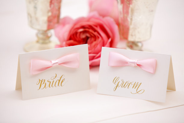 新娘和新郎放置鲜花卡片婚礼招待会图片下载