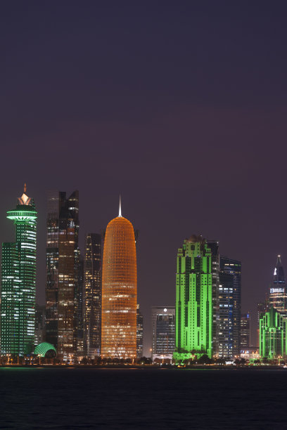 卡塔尔多哈夜间城市天际线彩色照片（2015年）图片下载