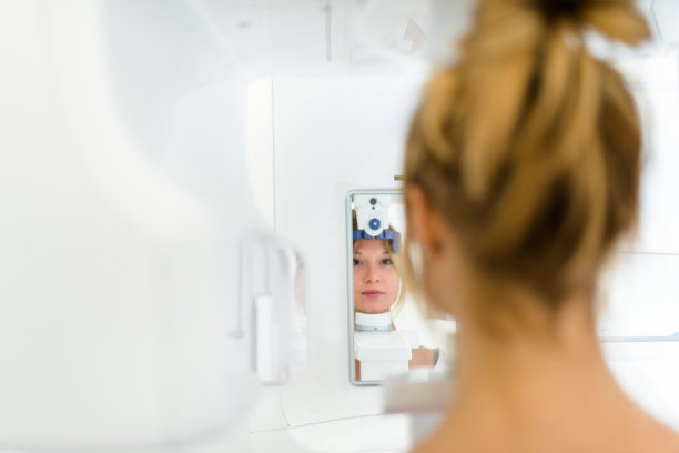 牙科医生正在扫描牙齿图片下载