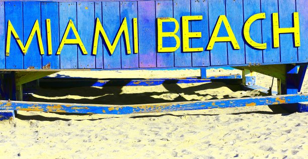 迈阿密海滩写在木制背景和沙滩，美国图片下载