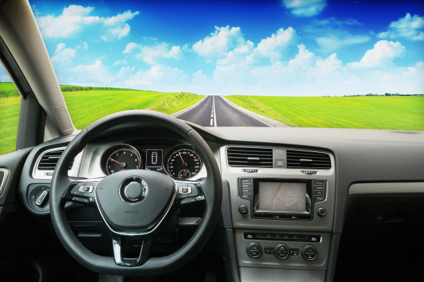 汽车内部-驾驶穿过阳光明媚的风景图片下载