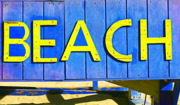 沙滩写作在木制的背景和沙滩，美国图片下载