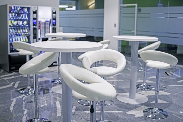 空荡荡的办公室走廊和文字机图片下载