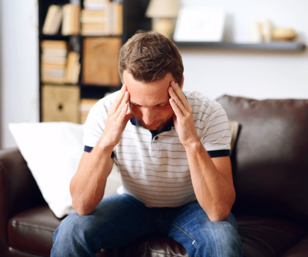 家庭内部的年轻人图片下载