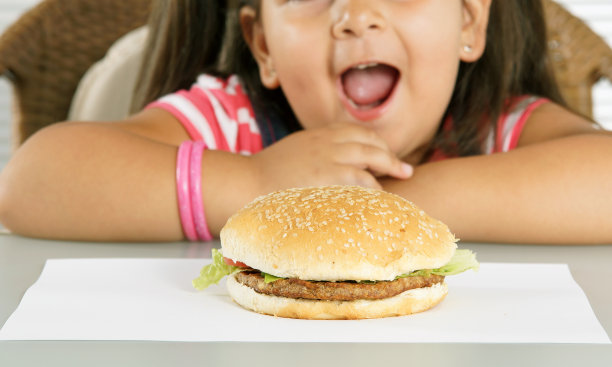 白人小女孩在吃汉堡图片下载