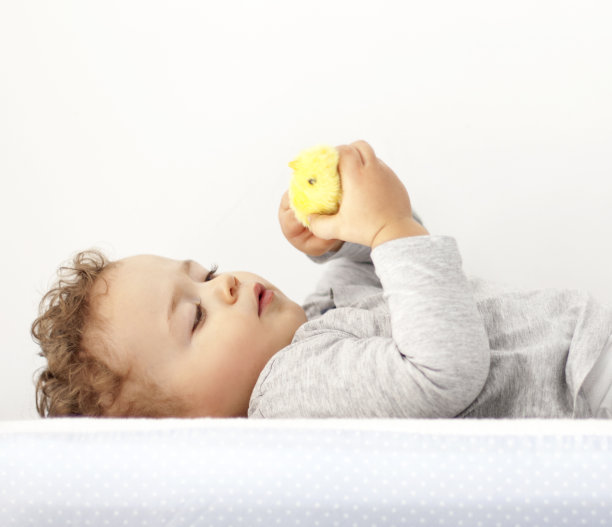 蹒跚学步的孩子玩玩具图片下载