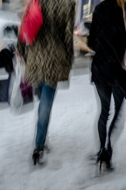 在雪中行走的女人图片下载