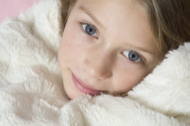 女孩依偎着柔软的毯子图片下载