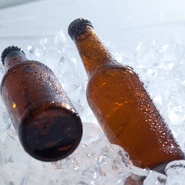 正在冷却啤酒瓶图片下载