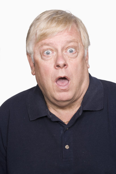 成熟的男人看起来很惊讶图片下载