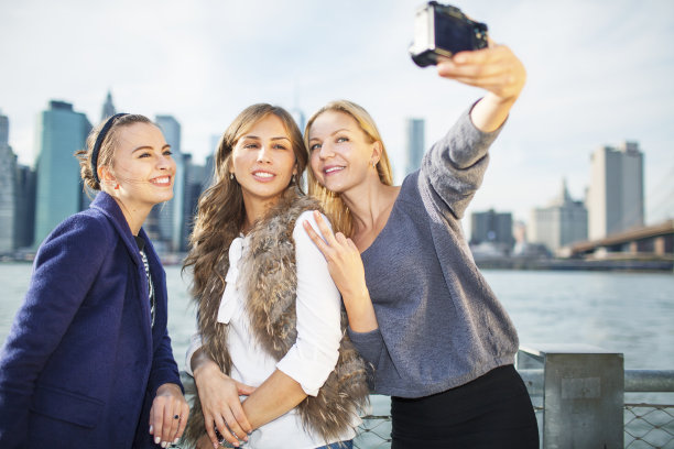 三个快乐的闺蜜在纽约自拍图片下载