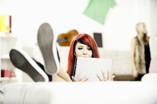 年轻女孩享受音乐图片下载