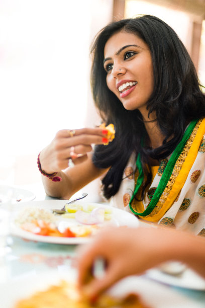 真正的印度女人在餐馆吃饭图片下载