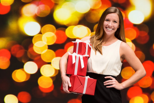 快乐的女商人拿着礼盒图片下载