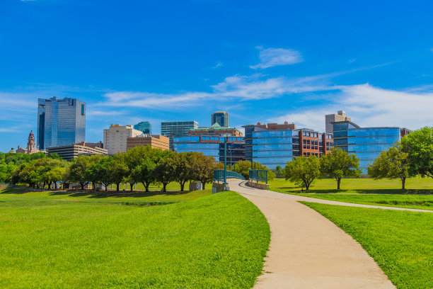 沃斯堡天际线城市景观与春天的树叶，德克萨斯州图片下载