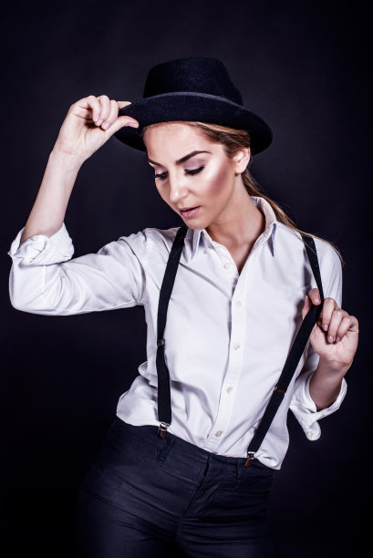 一个戴着男帽的漂亮年轻女人的肖像图片下载