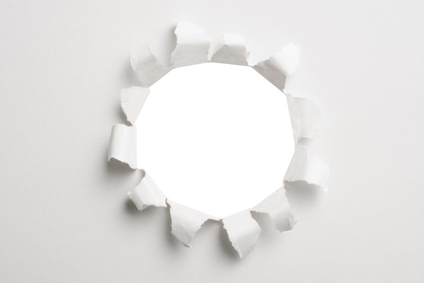 白色背景下的白纸上的爆炸孔图片下载