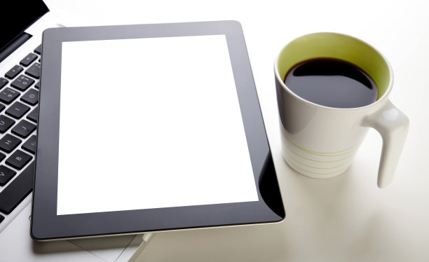 笔记本电脑，平板电脑和咖啡图片下载