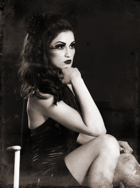 身着晚礼服的优雅女士图片下载