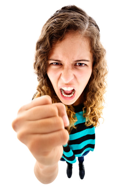 高角度看愤怒的少女挥舞着拳头大喊大叫图片下载