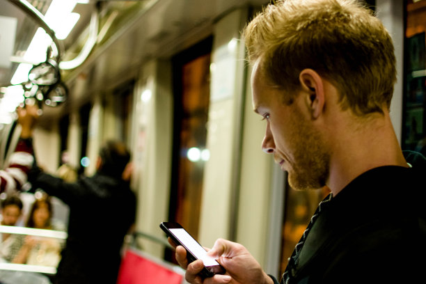 在地铁上上网图片下载