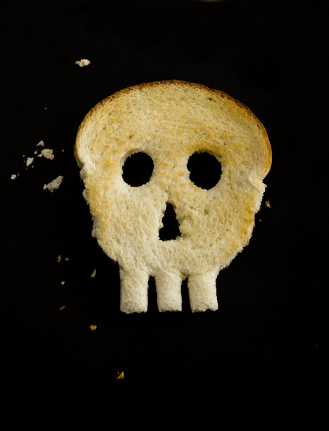 烤面包形状像头骨-不健康的麸质概念图片下载
