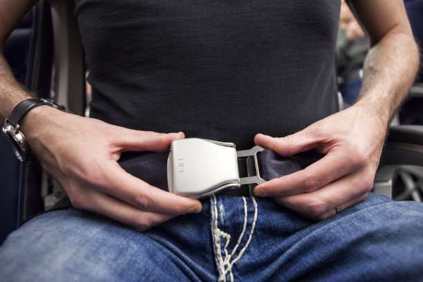 在飞机上系安全带图片下载