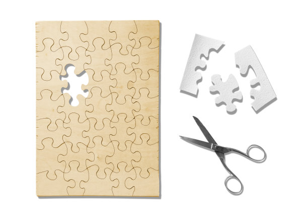 从卡片上剪下缺失的一块拼图来完成拼图图片下载