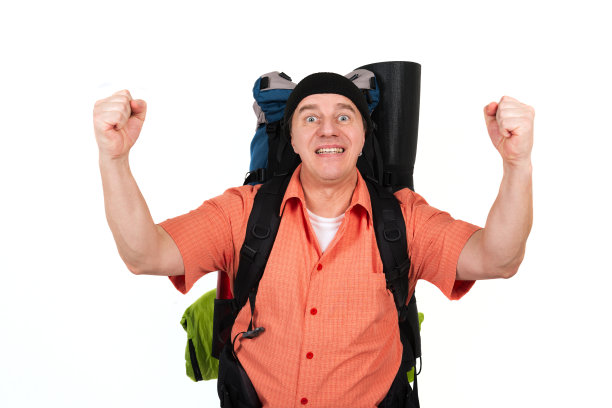 背着大背包的男性徒步旅行者举起手臂图片下载