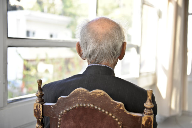 看窗外的老人图片下载