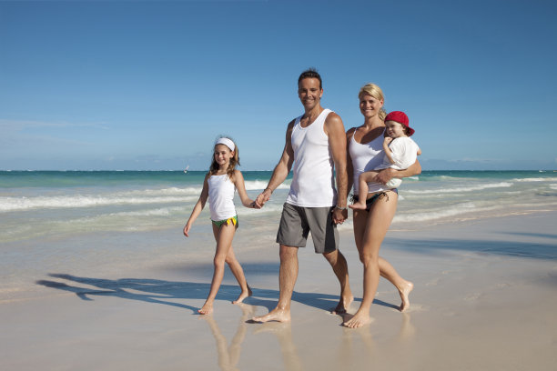 一家人在海滩上散步图片下载