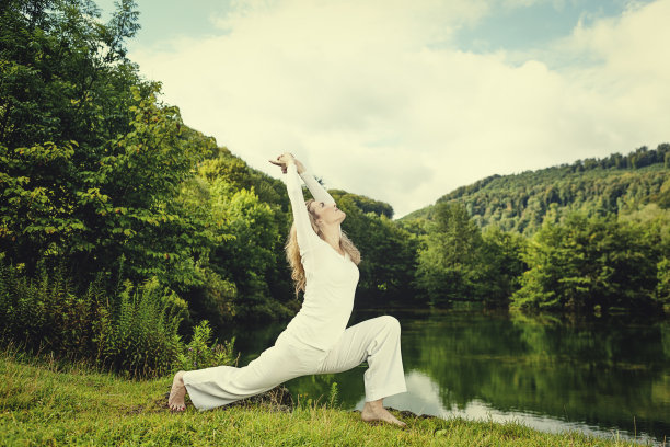 在自然环境中做瑜伽的女人图片下载
