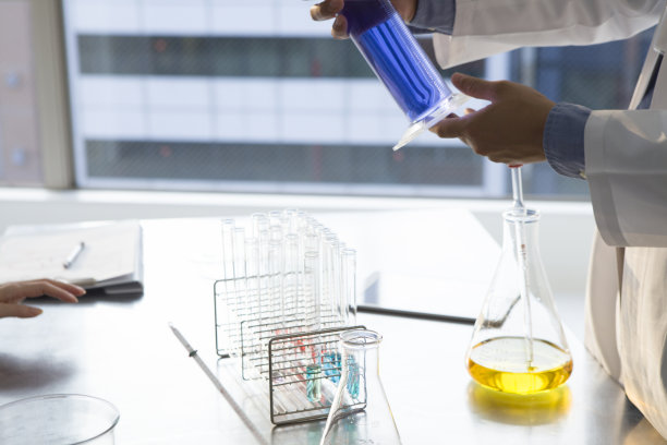 科学家们正在检查这种蓝色液体图片下载