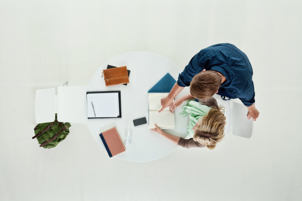 上图是两个学生在学习图片下载