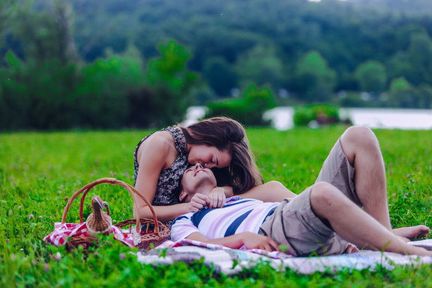 快乐的年轻夫妇在野餐图片下载