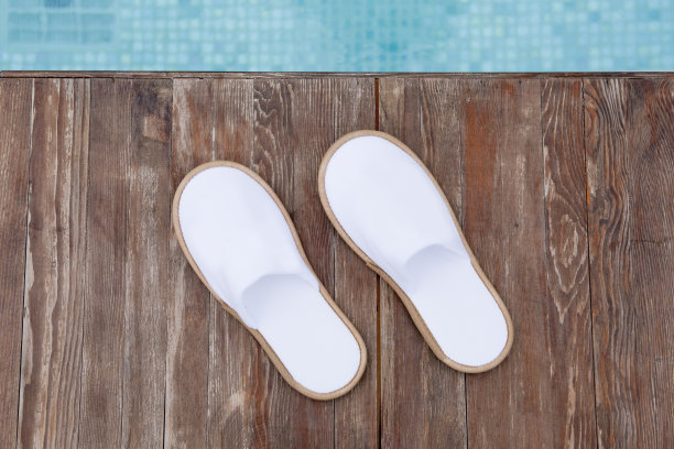 游泳池边的拖鞋图片下载