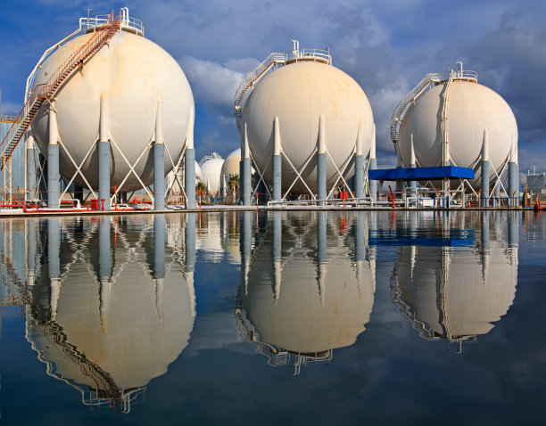 炼油厂的石油化工储罐和反射水图片下载