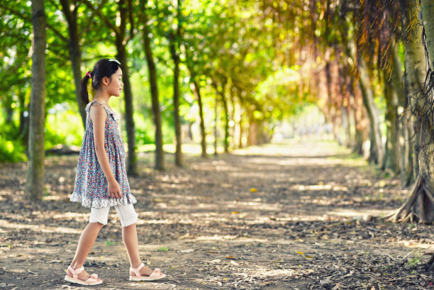 森林中的亚洲女孩图片下载