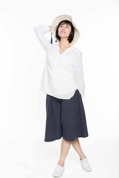 戴着太阳帽的漂亮年轻女人图片下载