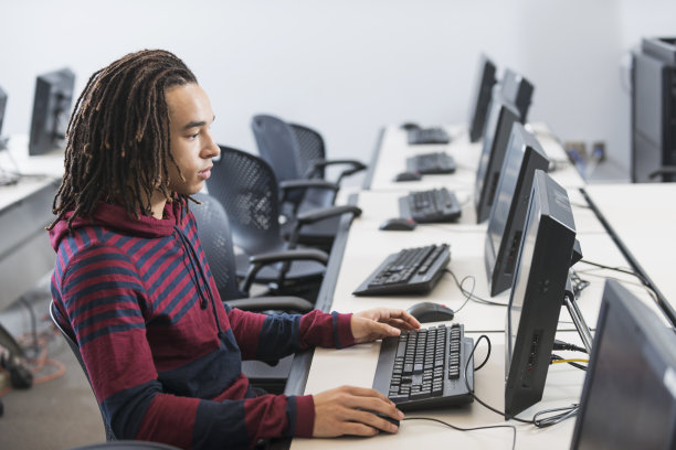 年轻人在教室里使用电脑图片下载