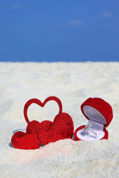 沙滩订婚戒指与心脏装饰图片下载