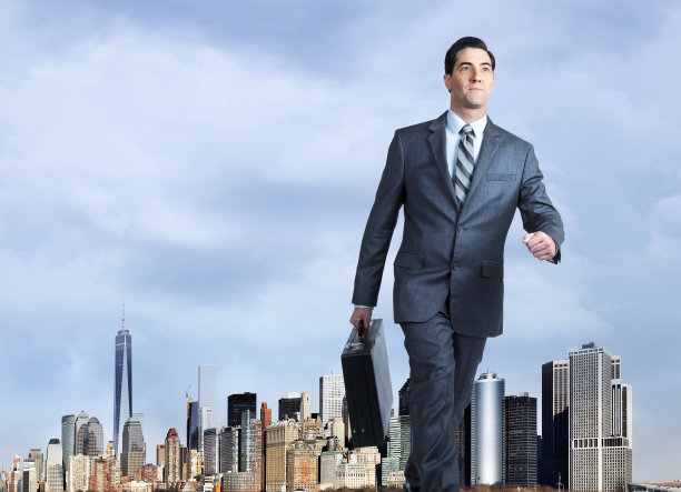 自信的商人离开纽约的工作图片下载