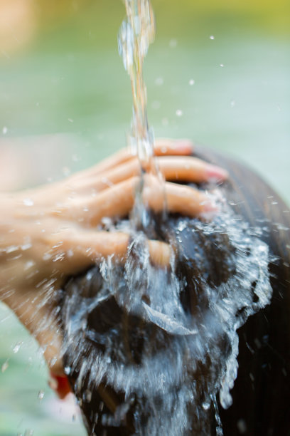 女人从后面洗澡图片下载